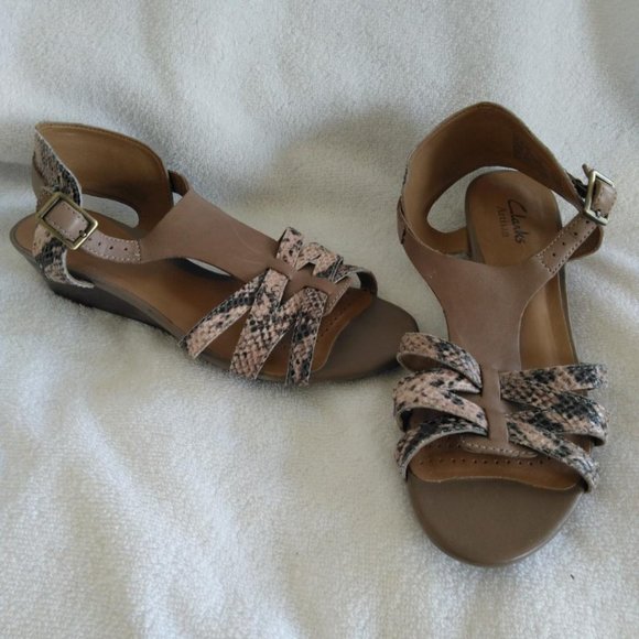 Women Clarks Pink Snakeskin Design Sandals 7 1/2 M - Picture 2 of 10